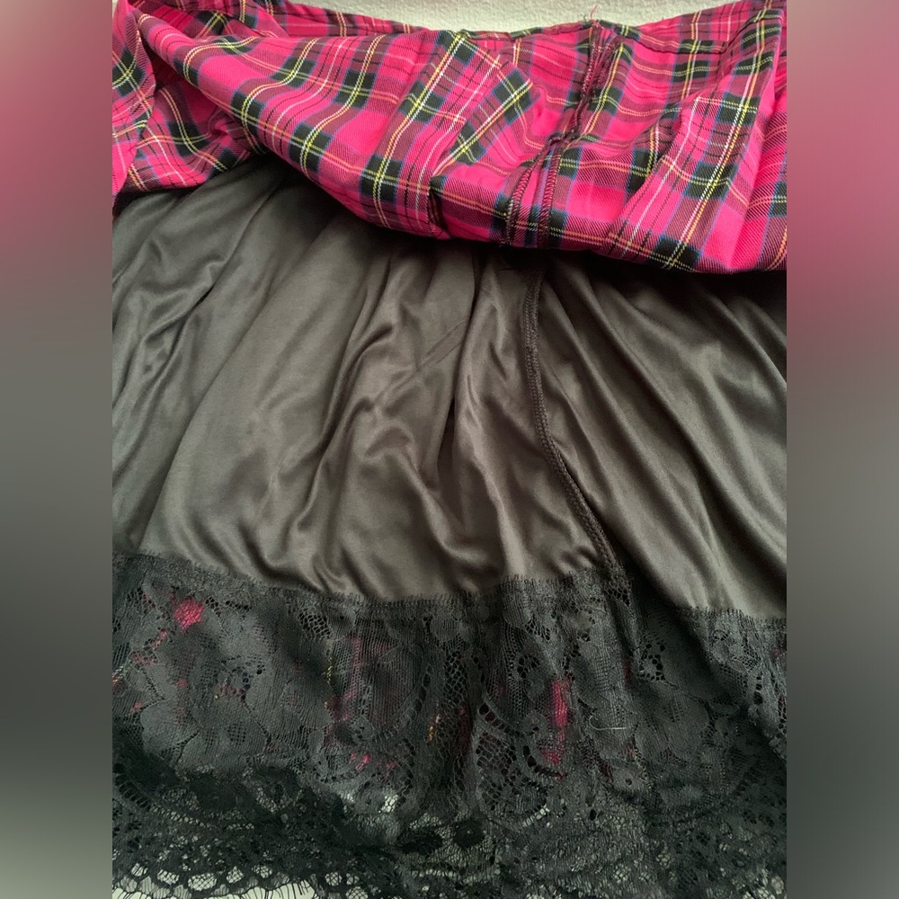 NWT Hot Topic Pink Plaid Circle Skater Skirt with Black Lace Trim - Picture 2 of 8